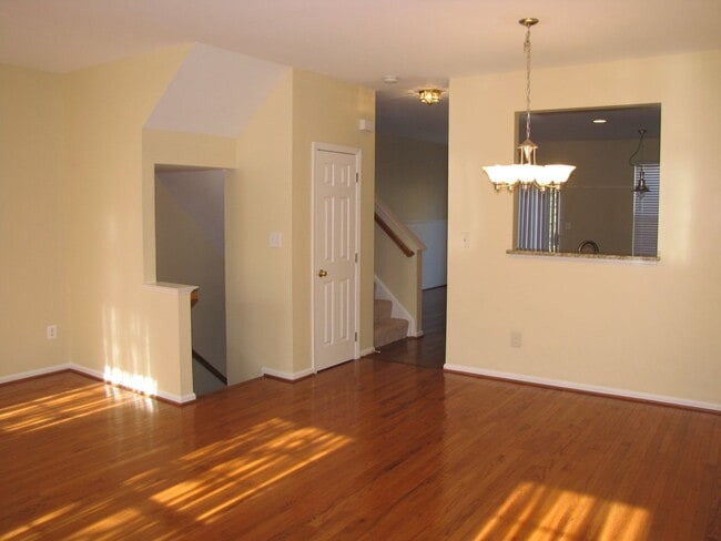 Building Photo - Townhouse In Sterling