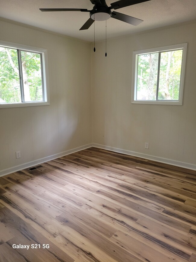 Building Photo - 214 Lakeshire Dr