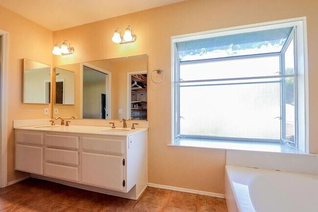Building Photo - Quiet Cul De Sac Home