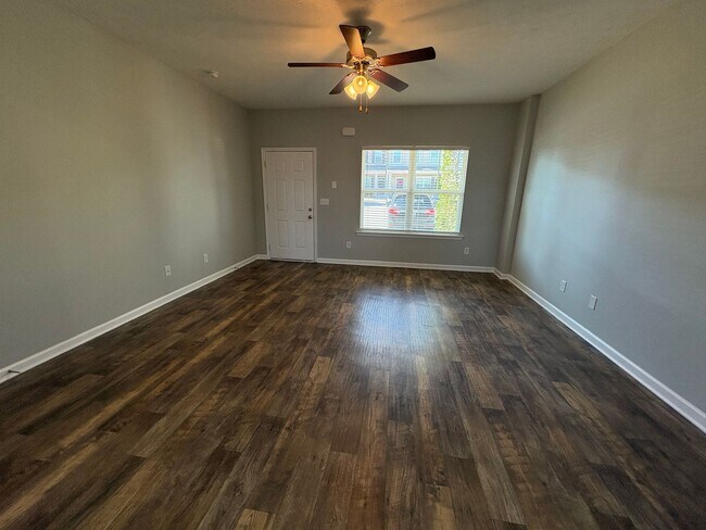 Building Photo - 2 Bedroom Townhome in Antioch