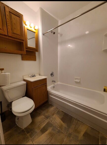 Building Photo - 1235 N Artesian Ave