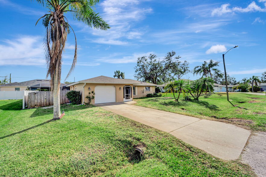 Building Photo - 561 Cabana Rd