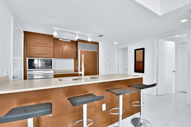 Building Photo - 475 Brickell Ave