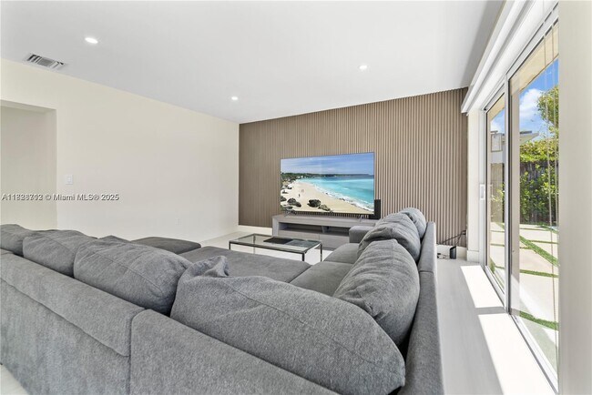 Building Photo - 5020 SW 92nd Ave