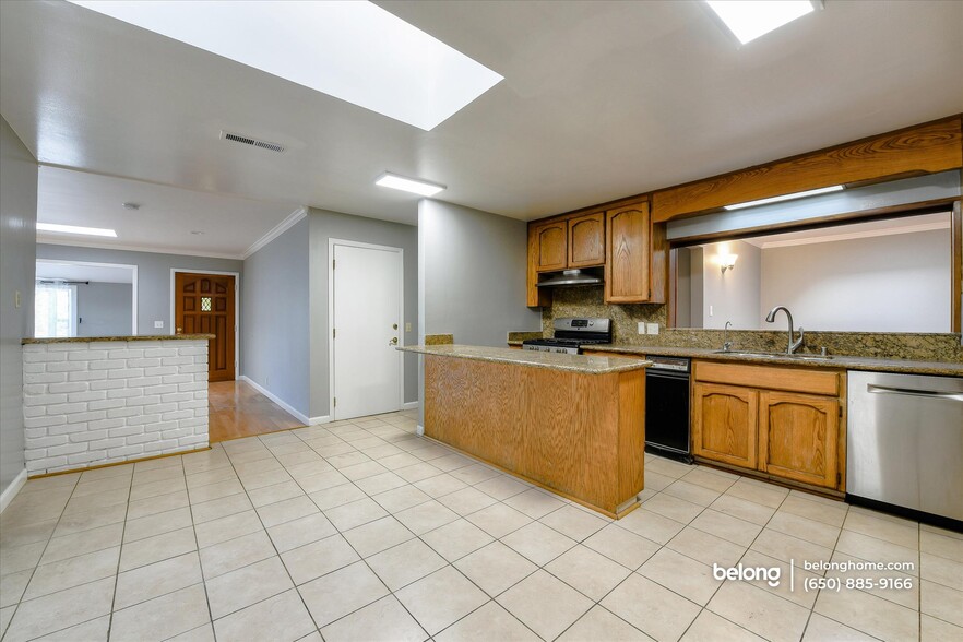 Building Photo - 32 Iris Ln