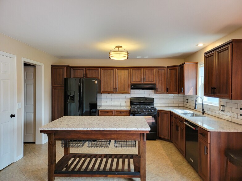 Building Photo - 390 Acorn Cir