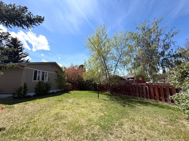 Building Photo - Pet Friendly 2 bed 1/5 bath Single Family Home With Fully Fenced Yard and Garage in great neighbo...
