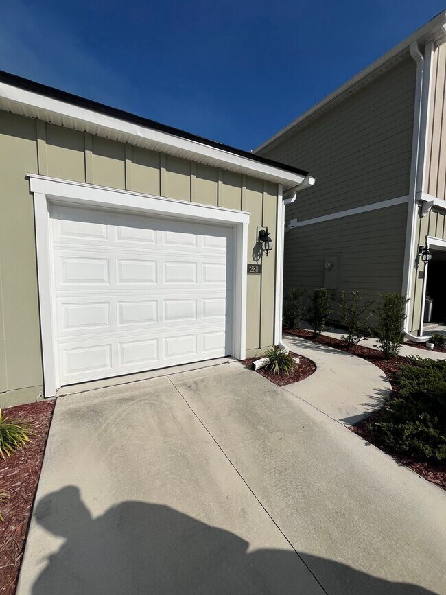 Building Photo - Town Home in The Trails -2 Primary Suites!!