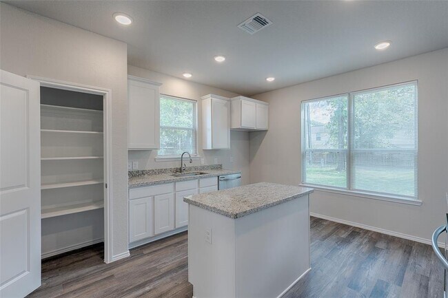 Building Photo - 405 Mohawk Dr