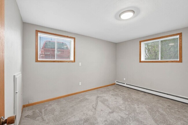 Building Photo - Updated Spacious 2BR/1 Bath Apartment Avai...