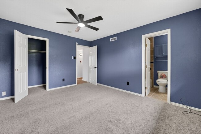Building Photo - 302 Independence Dr
