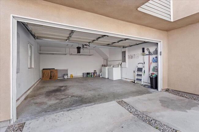 Building Photo - Modern Detached 3 Bedroom House with Private 2 Car Garage and Patio