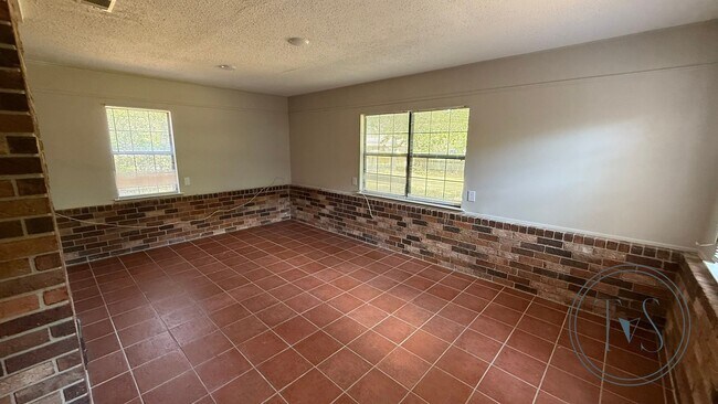 Building Photo - RATE DROP ALERT! (was $2000/month)