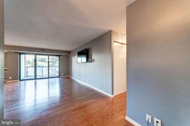 Building Photo - 203 Yoakum Pkwy