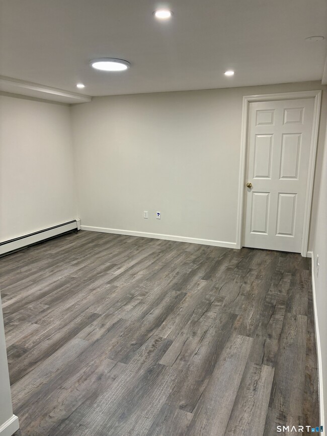 Building Photo - 124 Pemberwick Rd