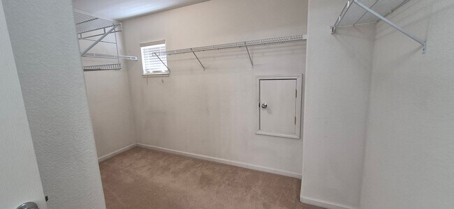Building Photo - 2080 Mariposa Dr