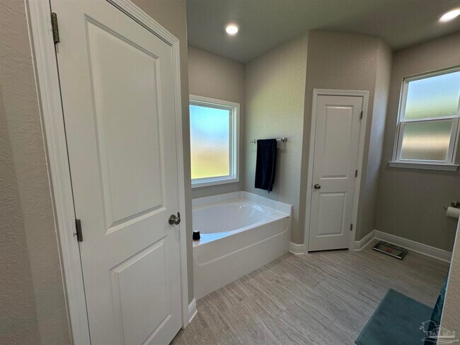 Building Photo - 5365 Parkside Dr