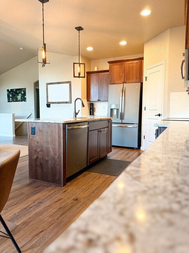 Building Photo - 724 Pioneer Dr