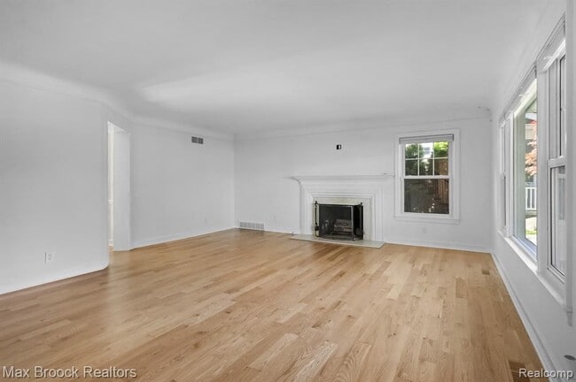 Building Photo - 2120 Buckingham Ave