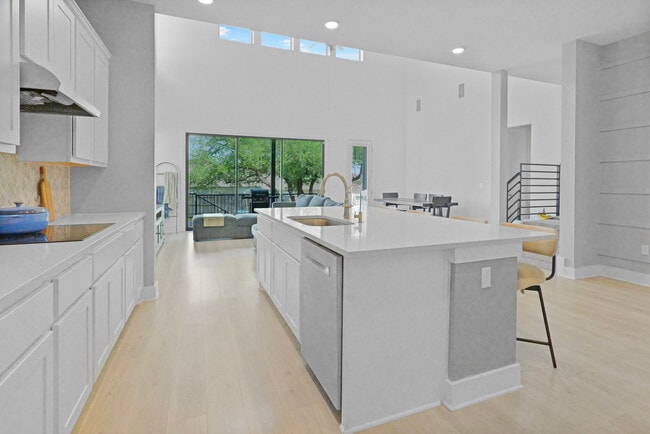 Building Photo - 601 Pinnacle View Dr