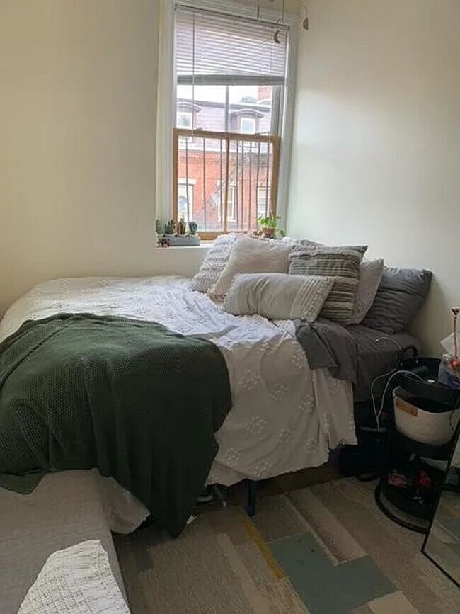 Building Photo - South End 3bed / 1bath available September 2026