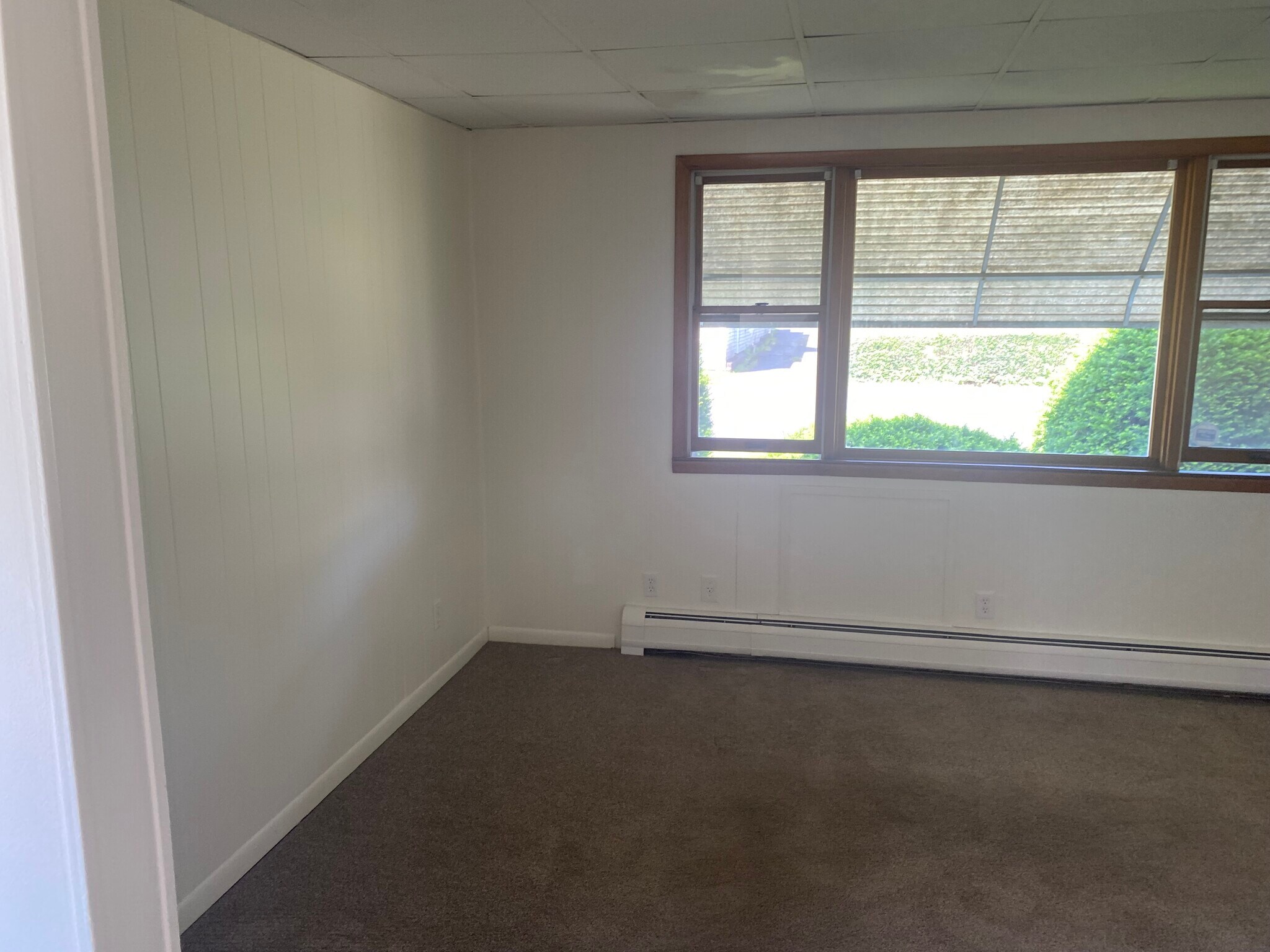 Living room - 589 Saratoga St