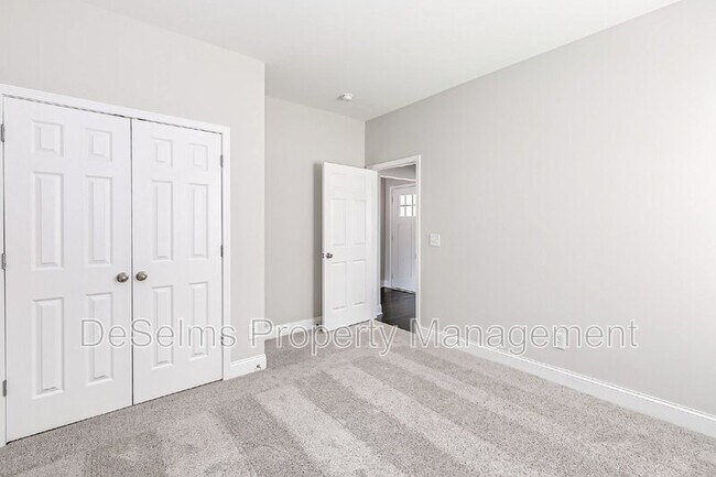 Building Photo - 107 Crabourne Dr
