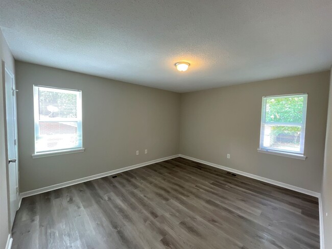 Building Photo - Great 2/1 Duplex Ready for YOU!