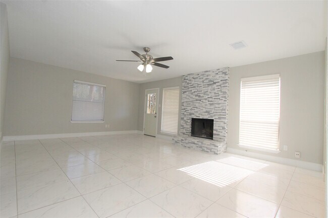 Building Photo - 4611 Silver Fox Dr