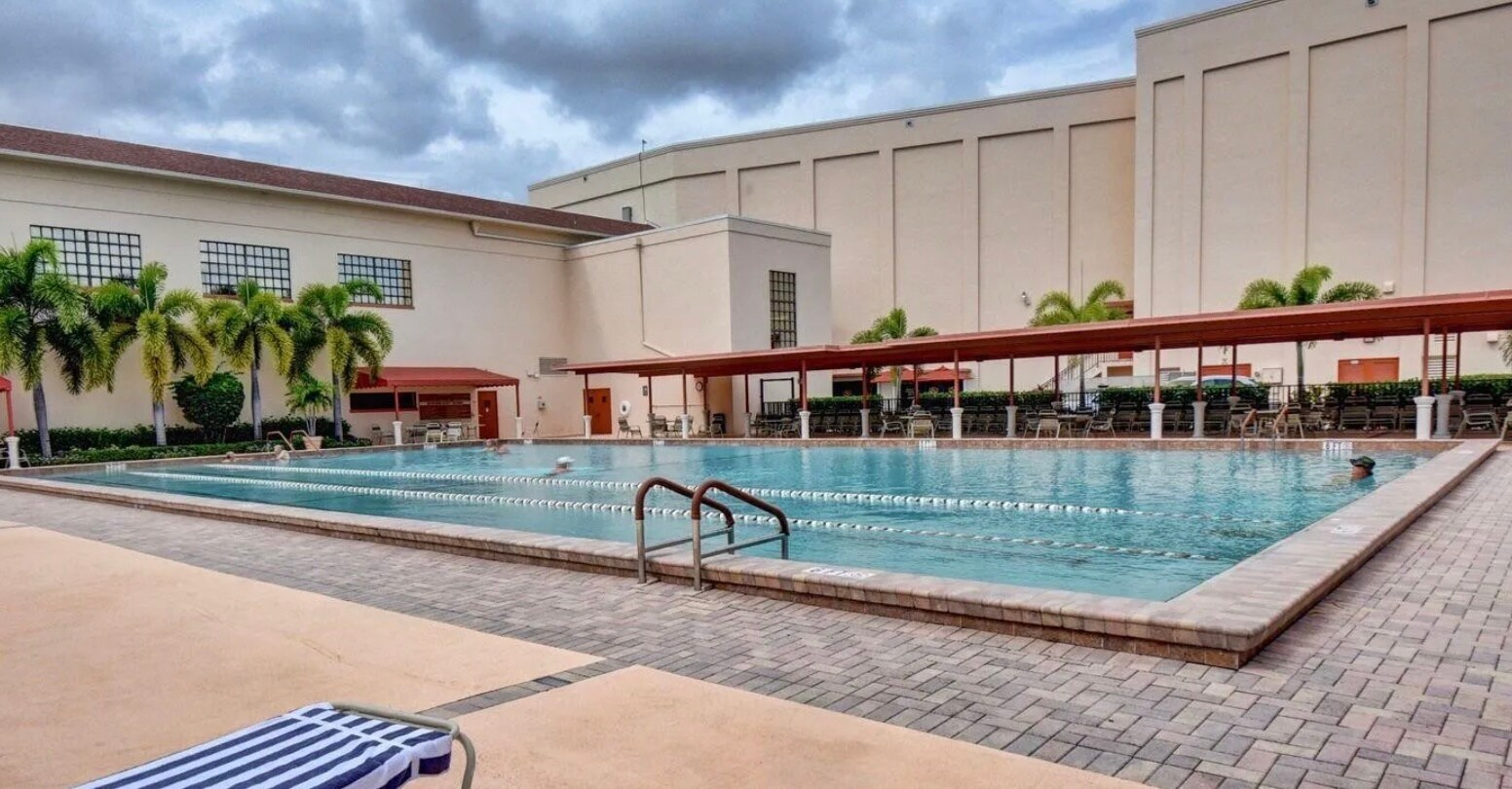 Olympic pool Club - 3004 Cornwall a