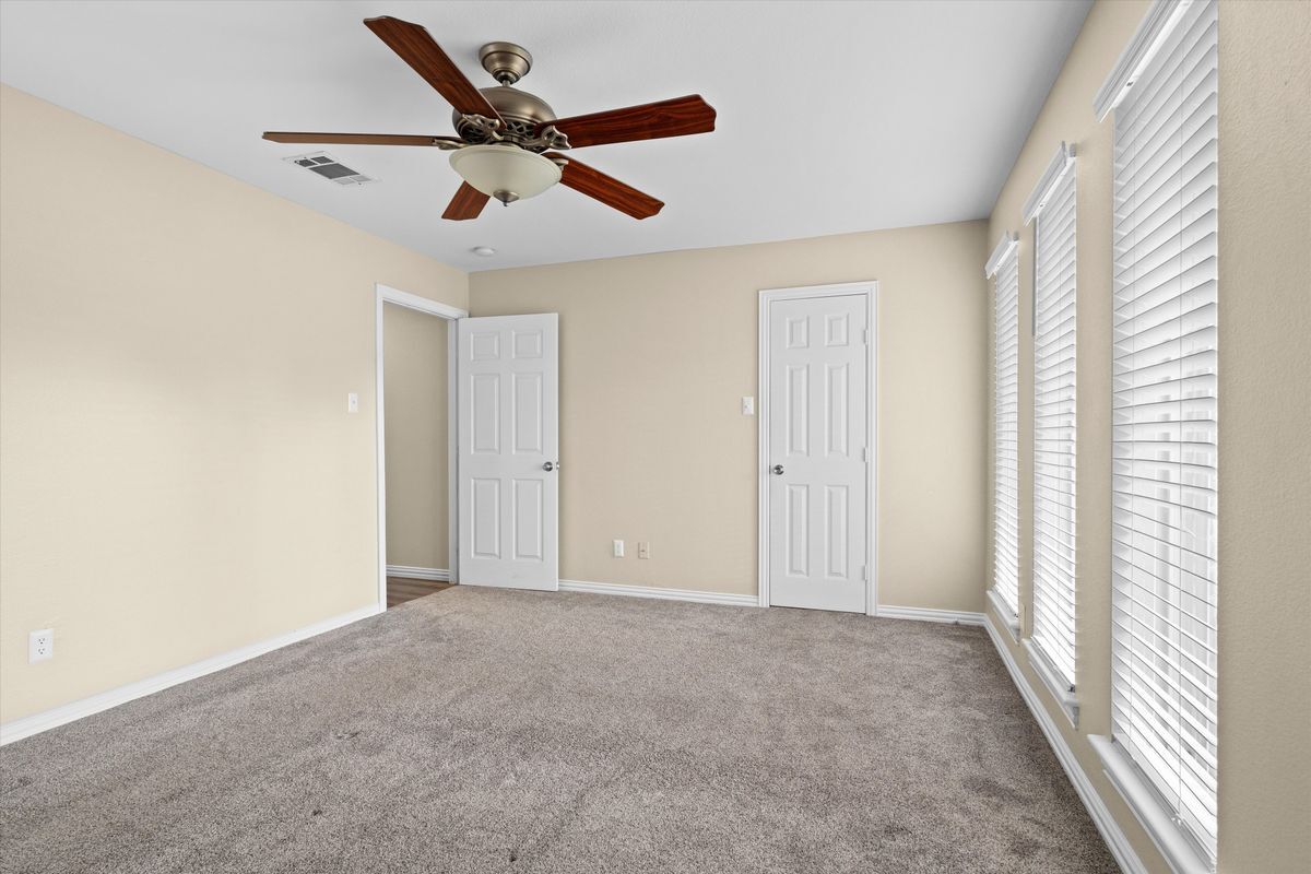 Building Photo - 839 Yellowstone Dr