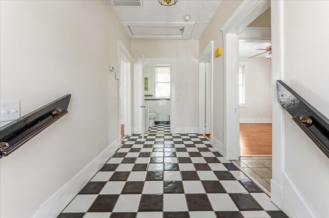 Building Photo - Cozy 1-Bedroom Apartment in Midtown – $1,200/month