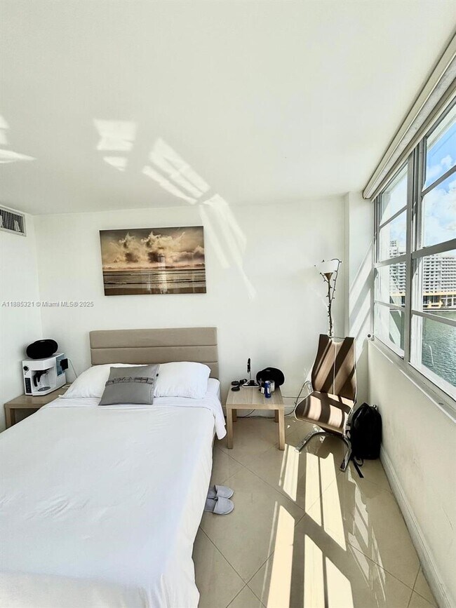 Building Photo - 801 Brickell Bay Dr