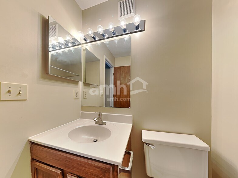 Building Photo - 6785 Upland Ct