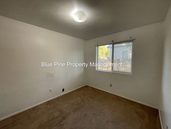 Building Photo - 570 Iona St
