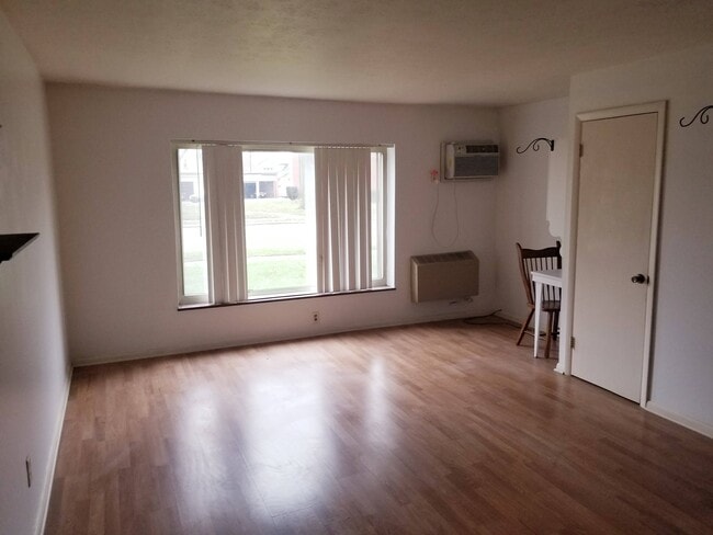 Building Photo - Kamms Premiere Apartments