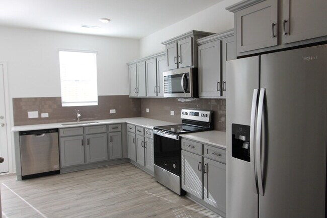 Building Photo - NEW 3 Bedroom Townhome Minutes from Downto...