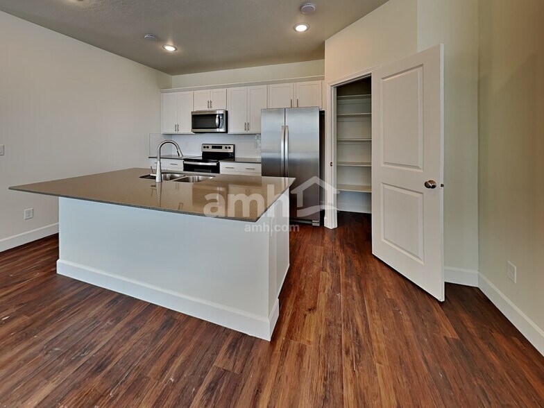 Building Photo - 11016 S Trocadero Ave