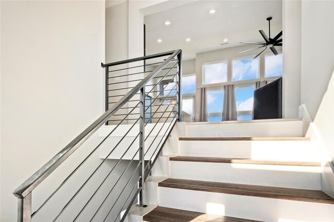 Building Photo - 300 Summit Ridge Dr N