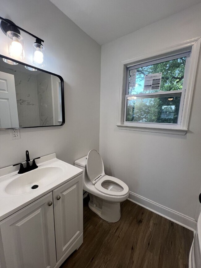 Building Photo - Charming 3-Bed, 2-Bath Gem on Arlington Ave
