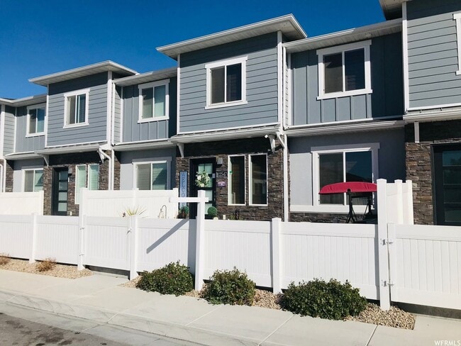 Building Photo - Modern Townhome