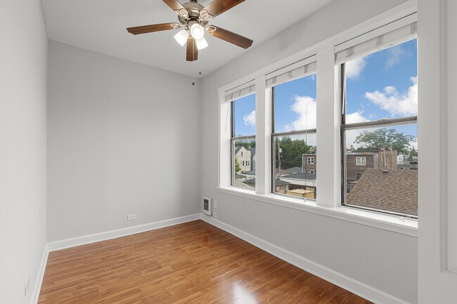 Building Photo - 3641 W Dickens Ave