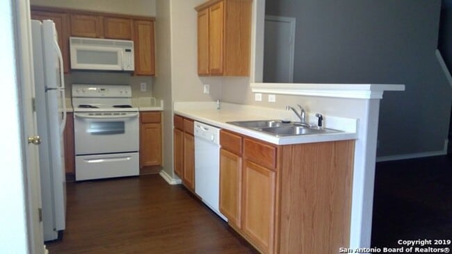 Building Photo - Townhouse near Medical Center in Gated Community