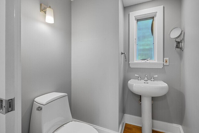 Building Photo - *Beautifully Updated & Spacious 4BD/2.5BA Single Family Home Available in South Side Slopes*