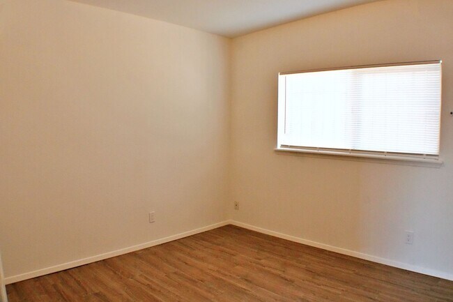 Building Photo - 3 Bedroom, 2 Bath , North-East El Paso Great house located across the street from Terrace Hills M...