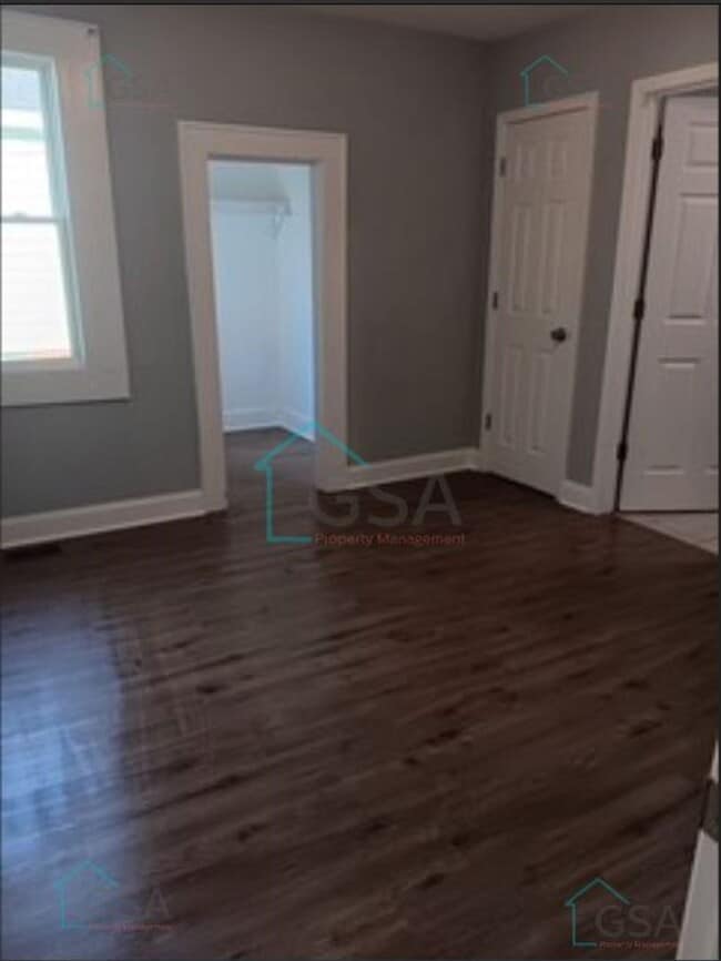 Building Photo - 3 Bedroom 2 Bath Available!