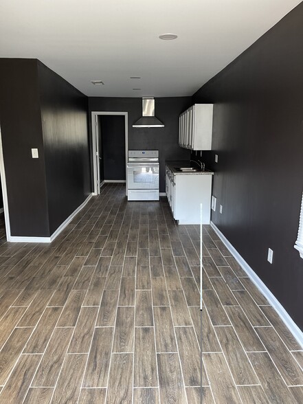 Building Photo - 1555 Swan Ave