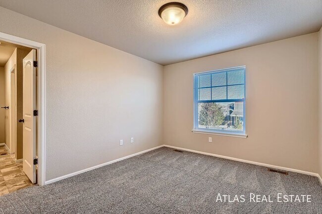 Building Photo - 708 Finch Dr