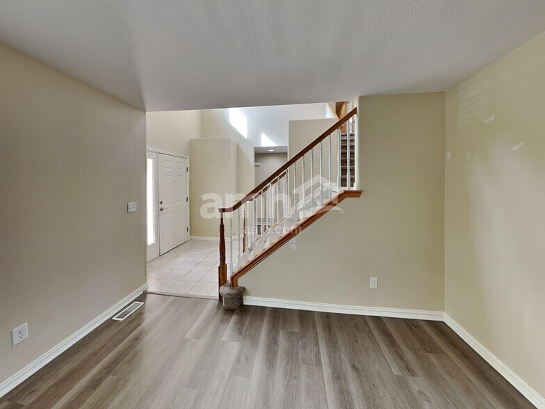 Building Photo - 2828 S Killarney Way