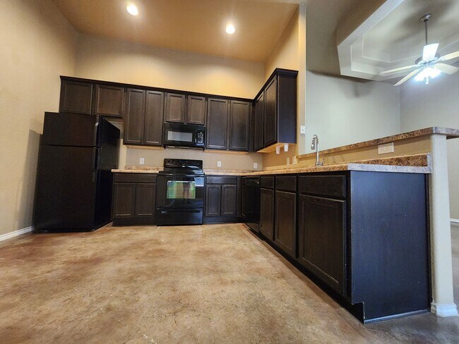 Building Photo - 3/2/1 Duplex w/ Stained Concrete Floors Th...